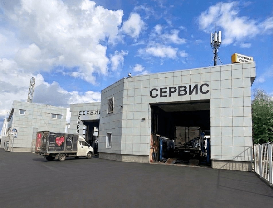 Фасад сервиса ОРИОН с вывеской